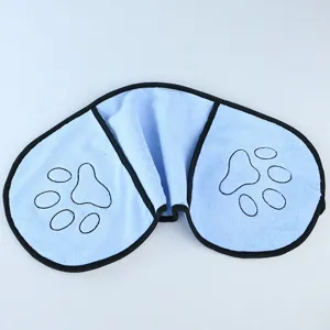 Toalla absorbente de microfibra para mascotas con diseño de huellas para secado rapido.
