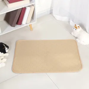 Gedetailleerd overzicht van de nette beige huisdier urine mat met zeshoekige textuur.