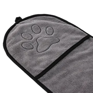 Toalla de microfibra gris para mascotas con bolsillo y huella de pata para perros