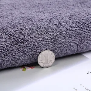 Vue détaillée de serviette de nettoyage auto en microfibre, poils hauts et bas anti-rayures.