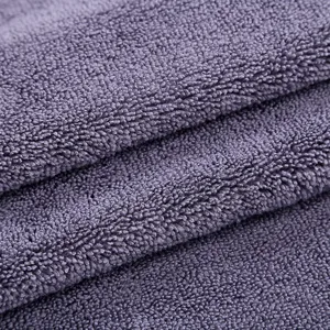Detail texture de serviette de lavage voiture en microfibre violette epaisse douce et propre.