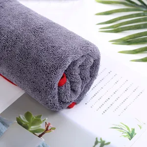 Vue rapprochée détaillée de la serviette de nettoyage de voiture en microfibre épaisse.