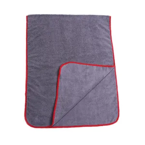 Serviette de lavage auto en microfibre épaisse grise avec bords rouges, grand chiffon de nettoyage.