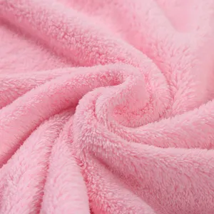 Gros plan de tissu polaire corail rose doux, matériau de serviette pour animaux.