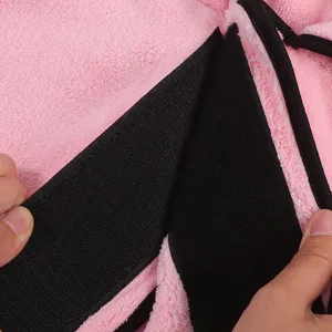 Peignoir pour animal en polaire corail rose avec fermeture velcro réglable chiens.