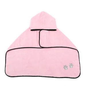 Peignoir pour animal en polaire corail rose avec capuche chien chat serviette patte noire.