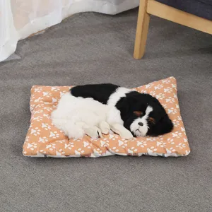 Vista di dettaglio del realistico peluche di cane addormentato su un tappetino stampato.