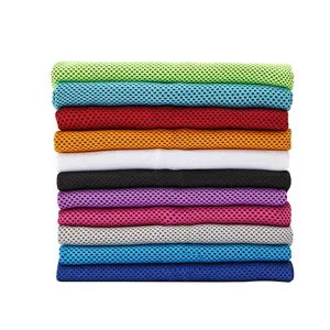 Serviette de sport rafraîchissante séchage rapide, design en tissu maillé multicolore.