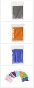 Vista detallada de toallas deportivas de microfibra coloridas, absorbentes y de secado rápido.