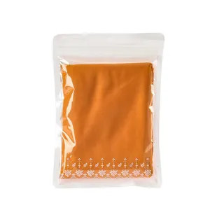 Toalla deportiva de microfibra de secado rápido en naranja con bolsa para fitness y aire.
