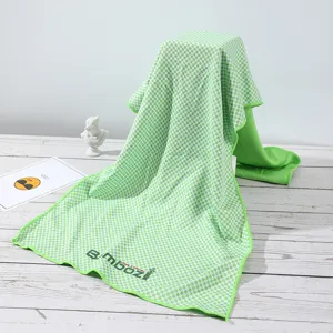 Serviette de sport rafraîchissante en soie glacée à carreaux verts pour fitness en plein air.