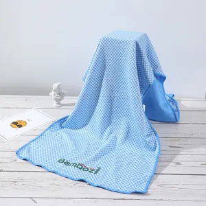 Serviette de sport rafraîchissante en soie glacée à carreaux bleus pour fitness et plein air.