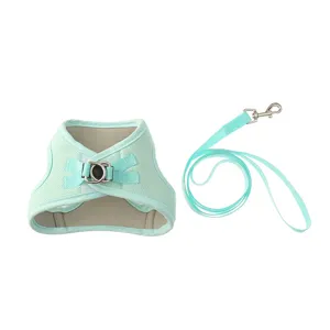 Set pettorina e guinzaglio per cani in rete traspirante, dettaglio accessorio verde menta.