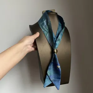 Collier Écharpe Vintage Bleu Tie-Dye Peinture à l'Huile pour Femmes Satin Anneau en Alliage Réglable Accessoire Cou