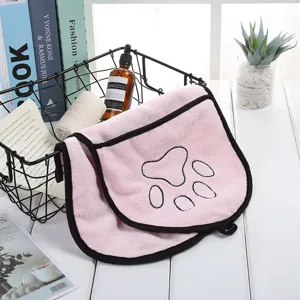 Bonita toalla de secado para mascotas rosa con huella, material de microfibra absorbente.