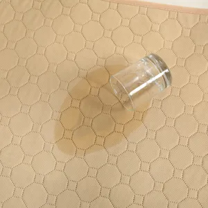 Detailopname van waterdichte huisdier urine mat met gewatteerd patroon voor lekvrije bescherming.