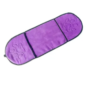 Toalla de microfibra morada para mascotas con bolsillos de huellas lindas para facil limpieza.