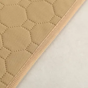 Detailopname van dikke huisdierenplasmat met nette zeshoekige doorg Stiksels en stevige rand.