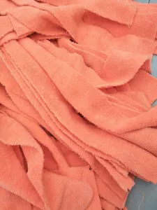 Paño de limpieza de microfibra naranja restos de chatarra para limpieza industrial.