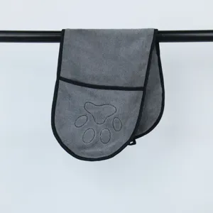 Thickened microfiber pet towel for dogs and cats, super absorbent cleaning drying mitt grey.
