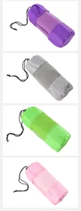 Asciugamano fitness in microfibra ad asciugatura rapida portatile con borsa a rete colorata.