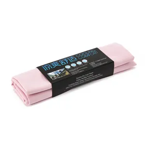 Serviette de sport rafraichissante en microfibre rose pour fitness, voyage et natation.