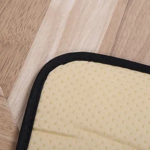 Gros plan du tapis pour animaux montrant le dos beige antidérapant et la bordure noire.