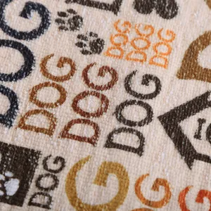 Gros plan détaillé du tapis d'alimentation pour animaux en microfibre style vintage avec empreintes.