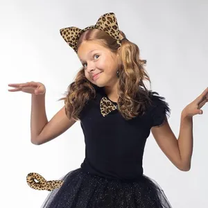 Détail ensemble costume serre-tête oreilles de chat léopard et queue moelleuse pour fête d'enfants.