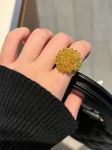 Anello aperto fuochi d'artificio in metallo dorato, design intrecciato elegante per donna.