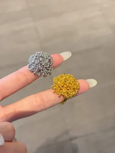 Dettaglio anello metallo fuochi d'artificio, anello aperto elegante e chic per le donne.