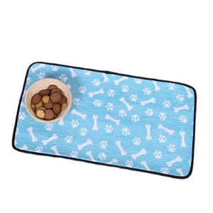 Tapis de gamelle pour animaux de compagnie bleu avec motifs d'os, antidérapant pour chiens.