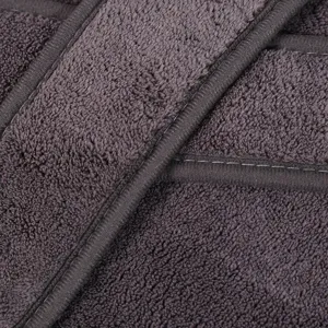 Toalla de microfibra premium para mascotas textura en primer plano, forro polar coral gris oscuro.