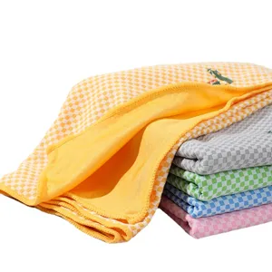 Serviette de sport rafraîchissante à carreaux double couche pour fitness en plein air.