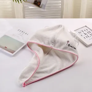 Serviette seche-cheveux en polaire corail pour femme, absorbante et sechage rapide.