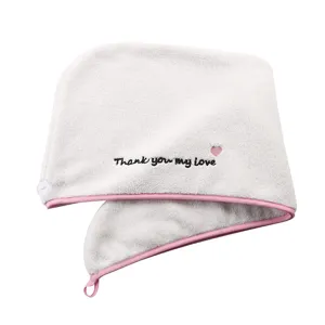 Vue détaillée de serviette turban cheveux en microfibre, séchage rapide avec bouton.