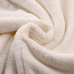 Détail de serviette à cheveux en polaire corail douce, absorbante et séchage rapide quotidien.