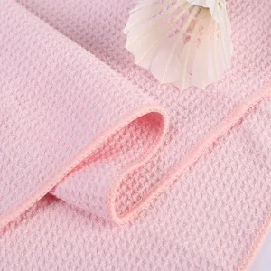 Asciugamano sportivo da golf in microfibra rosa con trama a griglia per fitness all aperto.