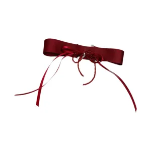 Bordeauxrode strik choker halsketting met kralen kwastjes, elegant mode accessoire item.
