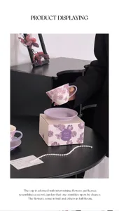 Juego de taza y plato de café de cerámica morada, diseño floral elegante, ideal regalo.