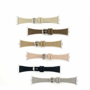 Bracelet de montre connectée en peluche d'hiver en plusieurs couleurs avec boucle métallique.