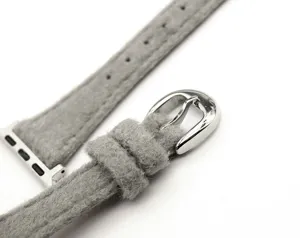 Cinturino per orologio in peluche grigio dettaglio con texture morbida e fibbia argentata.
