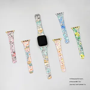 Dettaglio cinturini per orologio in pelle con stampa floreale colorata e dettagli metallici.