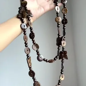 Lange houten kralenketting met kokosnootschaal knopen en schitterende vlinderbedels dames.