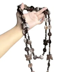 Lange houten vlinder kralen truiketting ketting voor dames mode accessoire detail