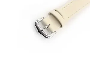 Vista dettagliata di un cinturino per orologio in pelle beige sottile con fibbia in acciaio.