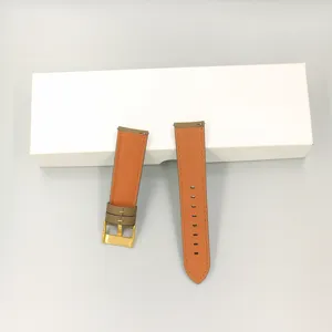 Nahaufnahme Detailersatz von echtem Lederuhrarmband mit Goldschnalle Schnellverschluss.