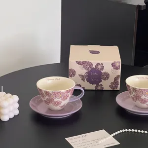 Conjunto de taza de café y platillo de cerámica morada con patrón floral caja regalo
