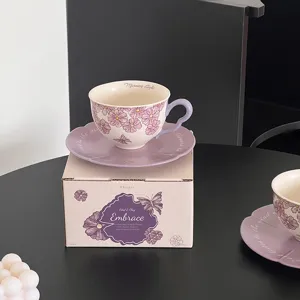 Conjunto de taza de café y platillo de cerámica morada romántica con caja de regalo, diseño floral.