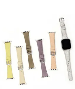 Detailansicht von echten Lederarmbändern in verschiedenen Farben mit klassischen Metallschließen.